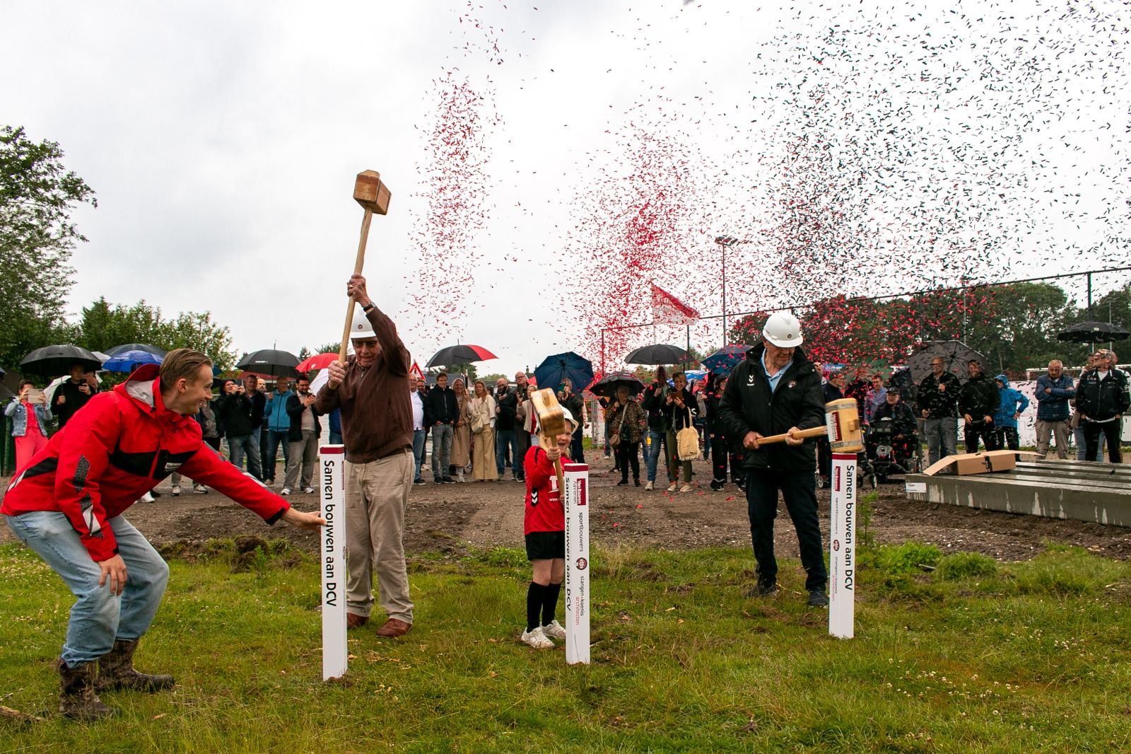 Eerste paal nieuw clubgebouw DCV officieel geslagen.